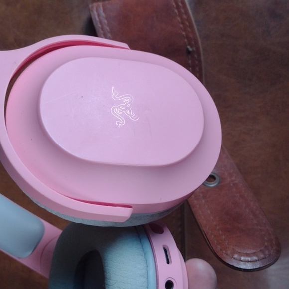 Pink Razer Barracuda WirelessGaming& Mobile Headphones NWOT - Picture 2 of 3
